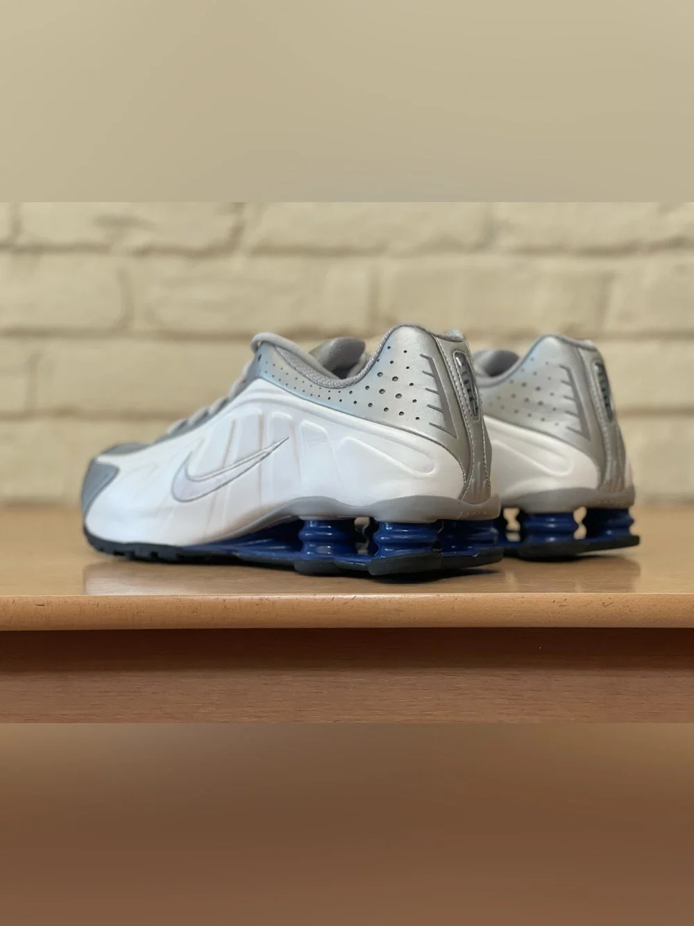 Nike Shox R4 White Metallic Silver Deep Royal Blue HQ1988-102 Men Size 11 Shoes